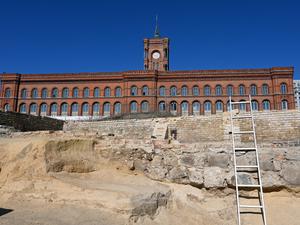 Abstieg in die Vergangenheit: Das 16-köpfige Team des Landesdenkmalamtes hat sich bis zum Urkern der Stadt vorgearbeitet.