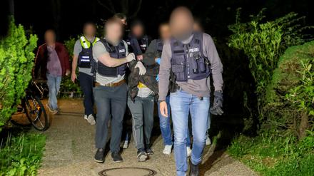 Einsatzkräfte der Polizei führen in Heiligenhaus nach dem Angriff eines Mannes auf mindestens fünf Menschen in Bielefeld einen Tatverdächtigen ab.