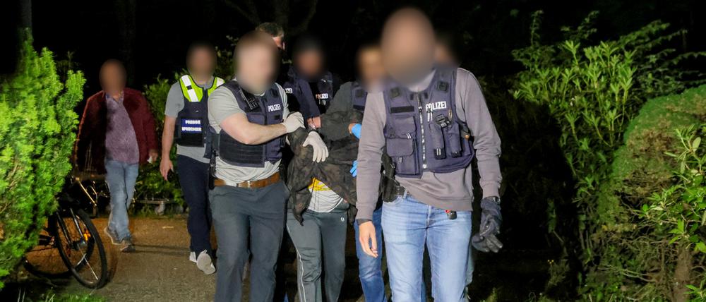 Einsatzkräfte der Polizei führen in Heiligenhaus nach dem Angriff eines Mannes auf mindestens fünf Menschen in Bielefeld einen Tatverdächtigen ab.