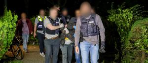 Einsatzkräfte der Polizei führen in Heiligenhaus nach dem Angriff eines Mannes auf mindestens fünf Menschen in Bielefeld einen Tatverdächtigen ab.
