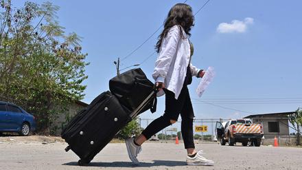 Eine Frau aus Honduras verlässt den Flughafen in San Pedro Sula, nachdem sie das US-Regierungsprogramm zu „Selbstabschiebungen“ genutzt hat.
