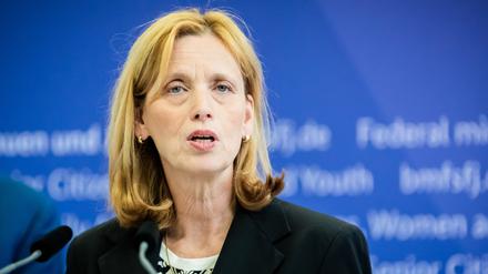 Karin Prien (CDU), Bundesministerin für Bildung, Familie, Senioren, Frauen und Jugend, äußert sich bei einem Pressestatement (Archivbild).