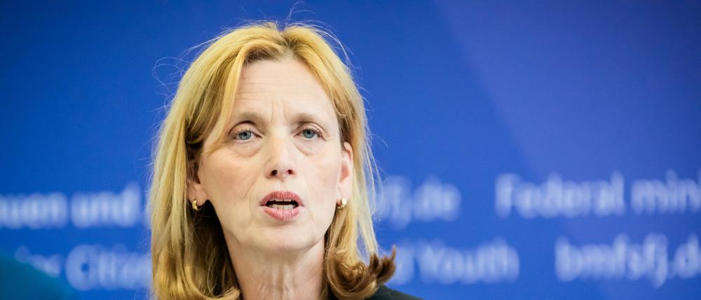 Karin Prien (CDU), Bundesministerin für Bildung, Familie, Senioren, Frauen und Jugend, äußert sich bei einem Pressestatement (Archivbild).