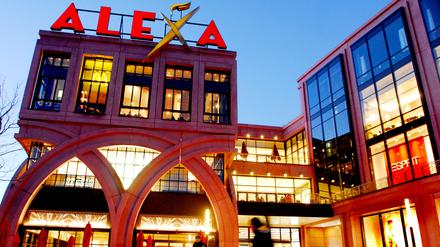 Das Einkaufszentrum „Alexa“ am Berliner Alexanderplatz am Abend. (Symbolbild)