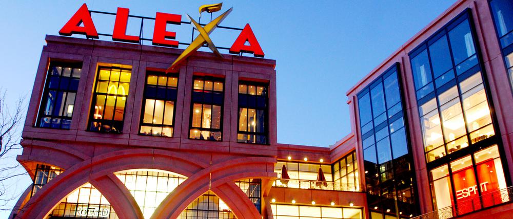 Das Einkaufszentrum „Alexa“ am Berliner Alexanderplatz am Abend. (Symbolbild)