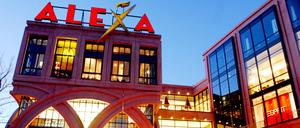 Das Einkaufszentrum „Alexa“ am Berliner Alexanderplatz am Abend. (Symbolbild)