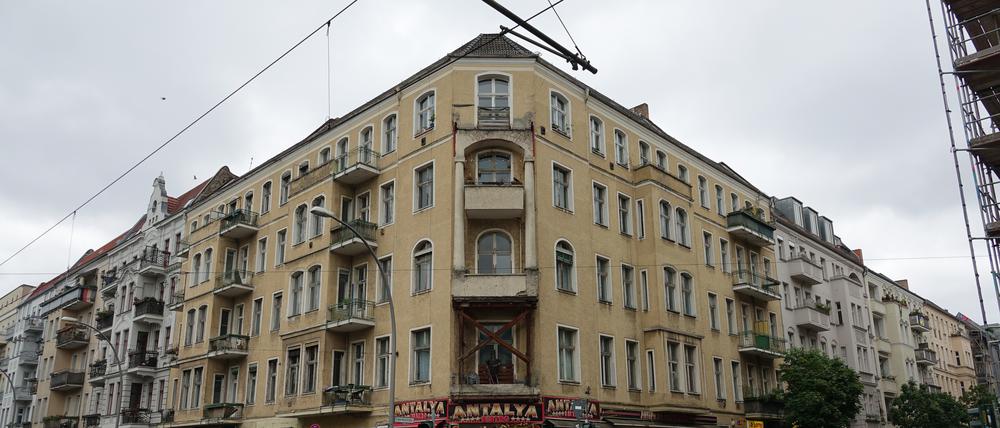 Das gelbe Eckhaus an der Warschauer Straße 25