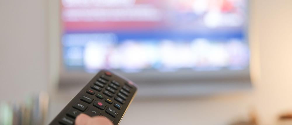 Auf dem Sofa sitzen und auf dem Fernseher herumzappen - für viele Menschen ein eingespieltes Ritual und für Vodafone jahrzehntelang ein einträgliches Geschäft.