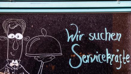 Besonders in der Dienstleistungsbranche wie der Gastronomie ist Personal knapp (Archivbild)