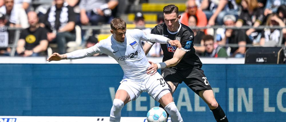 Niklas Kolbe (r) und Michael Cuisance sind in der kommenden Spielzeit Mannschaftskameraden bei Hertha BSC.
