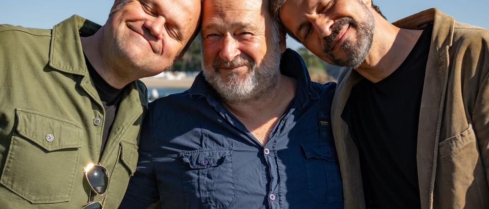 Schauspieler Pasquale Aleardi (rechts), der Schriftsteller Jean-Luc Bannalec (Mitte) und der Produzent Mathias Lösel (links) bei Dreharbeiten zum ARD-Krimi „Bretonische Sehnsucht“.