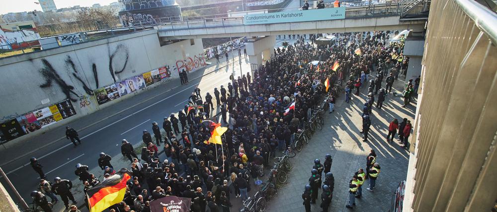 Demonstrationen von Rechtsextremisten waren zuletzt häufiger von Gegendemonstrationen begleitet (Symbolbild).