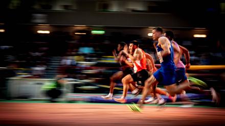 Sprinter bei einem Lauf.