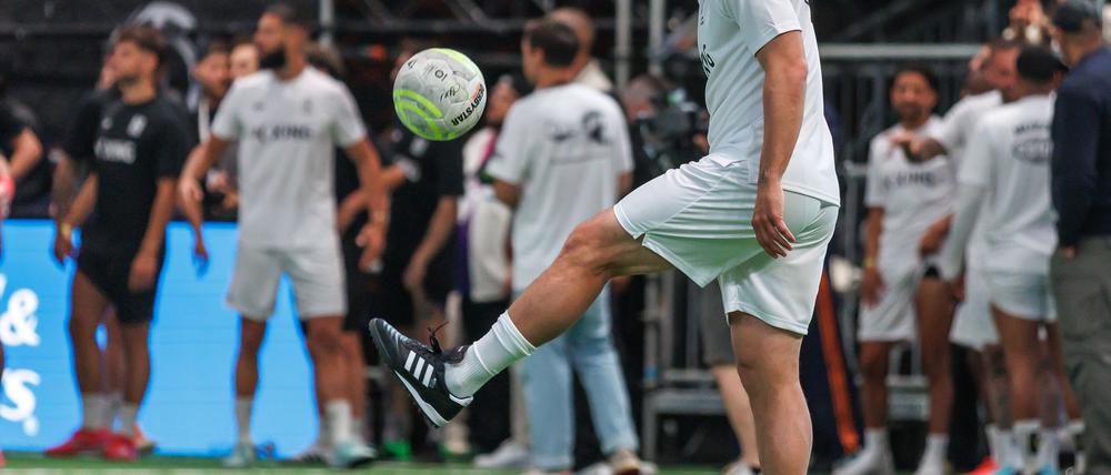 Lukas Podolski freut sich über den Aufstieg des 1. FC Köln
