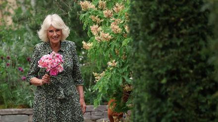 Königin Camilla hält die „King's Rose“.