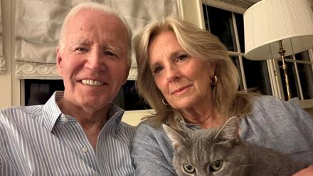 Der ehemalige US-Präsident Joe Biden und die ehemalige First Lady Jill Biden posieren für ein Selfie-Foto auf diesem Bild, das am 19. Mai 2025 in den sozialen Medien veröffentlicht wurde. 