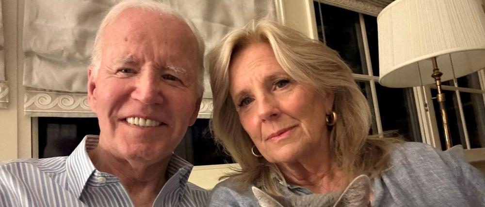 Der ehemalige US-Präsident Joe Biden und die ehemalige First Lady Jill Biden posieren für ein Selfie-Foto auf diesem Bild, das am 19. Mai 2025 in den sozialen Medien veröffentlicht wurde. 