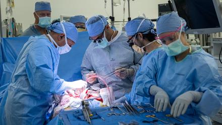 Die weltweit erste Harnblasentransplantation in Kalifornien.