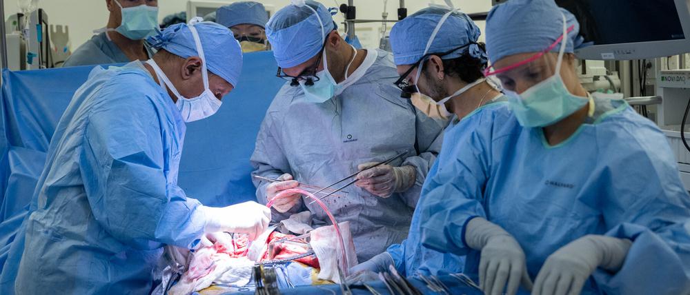 Die weltweit erste Harnblasentransplantation in Kalifornien.