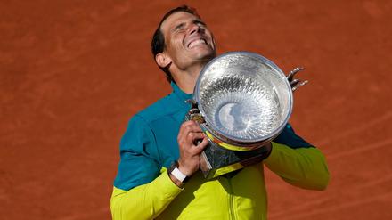 So sah es viele Jahre in Paris aus: Rafael Nadal mit dem Pokal der French Open.
