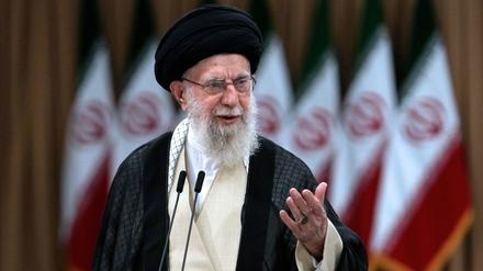 Irans Religionsführer Ajatollah Ali Chamenei spricht bei einem öffentlichen Auftritt.