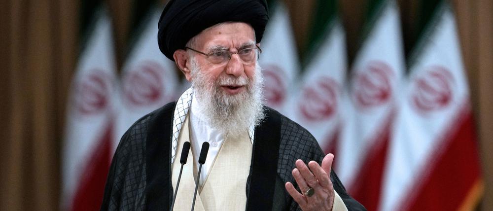 Irans Religionsführer Ajatollah Ali Chamenei spricht bei einem öffentlichen Auftritt.