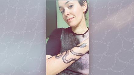 Mia Gatow mit ihrem Schlangentattoo.