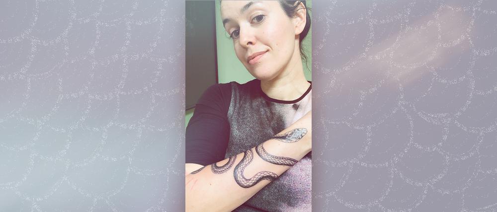 Mia Gatow mit ihrem Schlangentattoo.