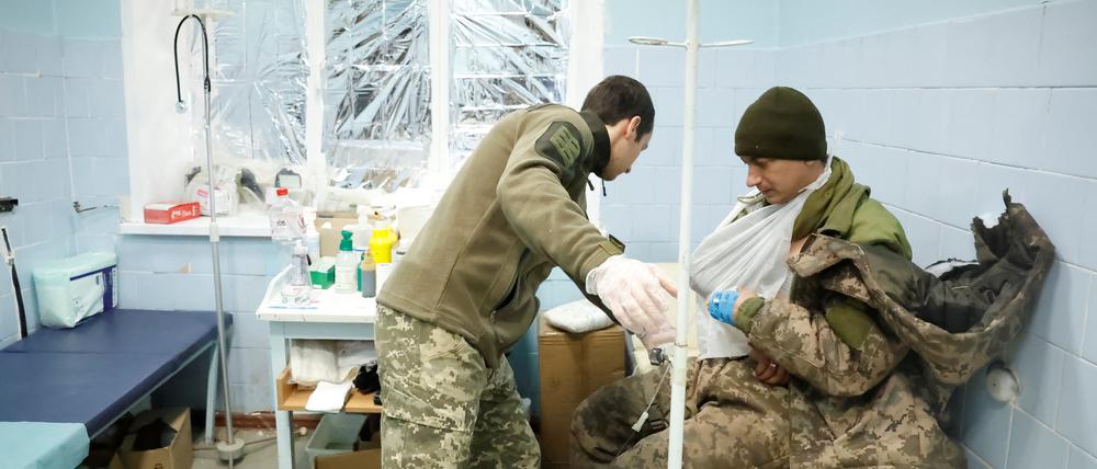 Manche Schäden bleiben: Arzt der ukrainischen Armee in einem Feldlazarett bei der Behandlung eines Soldaten.