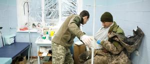 Manche Schäden bleiben: Arzt der ukrainischen Armee in einem Feldlazarett bei der Behandlung eines Soldaten.