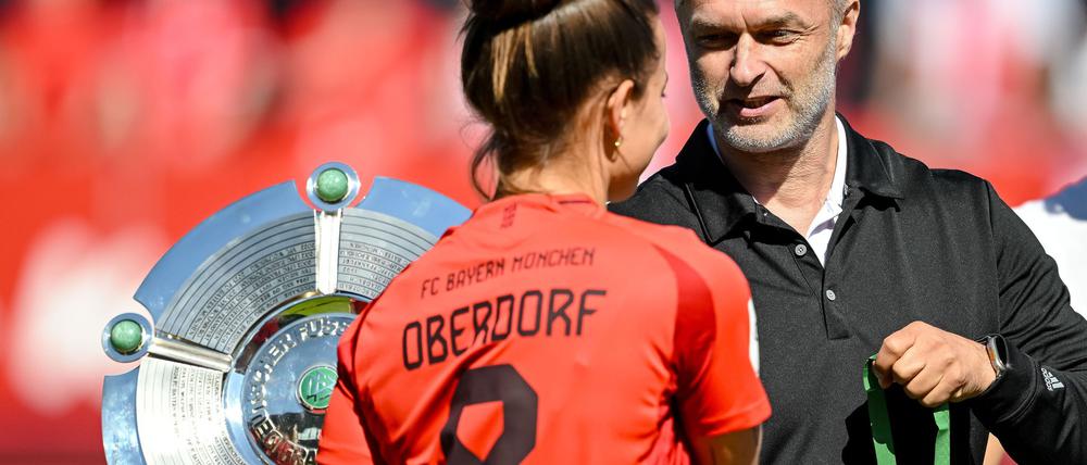 Treffen sich demnächst beim DFB: Bayern-Star Lena Oberdorf und Bundestrainer Christian Wück.