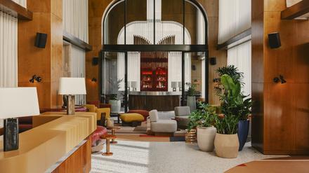 Dramatischer Auftritt in der Lobby.
