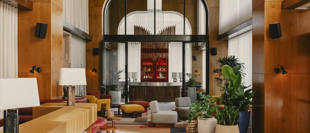 Dramatischer Auftritt in der Lobby.