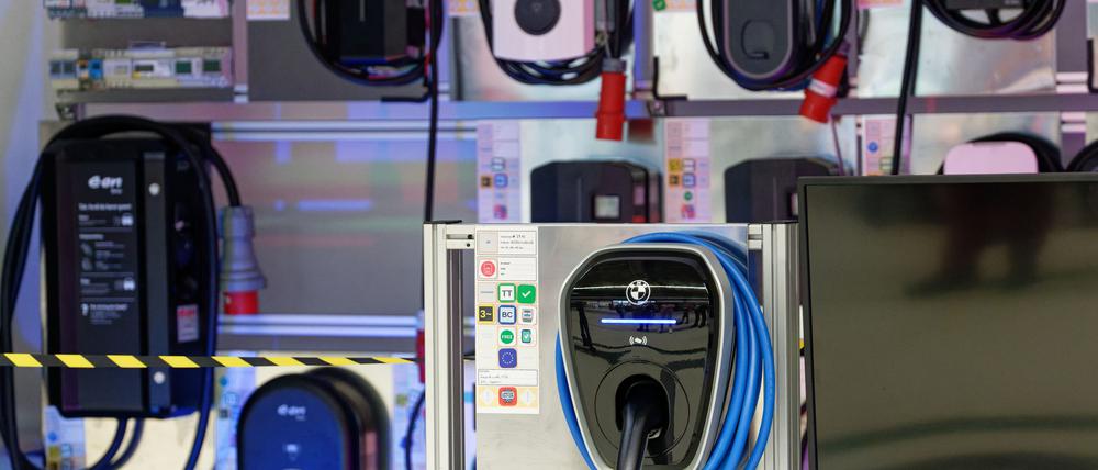 Die Bundesnetzagentur hat die elektrische Sicherheit von Wallboxen geprüft und festgestellt: Keine Gefahren für die Nutzerinnen und Nutzer. Auch die Funktechnik funktionierte. (Symbolbild)