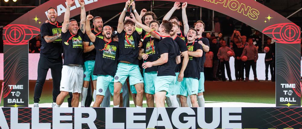 Teammanager Lukas Podolski (2.v.l) und Trainer Julian Schieber (l) gewannen mit dem Team Street United die Baller League in Berlin.
