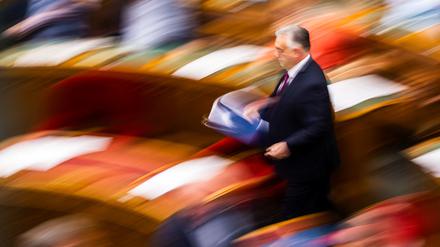 Der ungarische Regierungschef Viktor Orbán trägt auf dem Weg zur Abstimmung über den Rückzug aus dem IStGH Akten in seiner Hand.