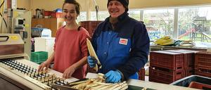 Yvonne Schneider und René Falkenthal auf dem Spargelhof Märkerland