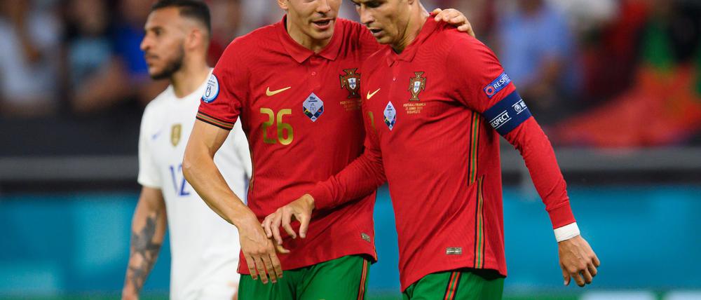Joao Palhinha und Cristiano Ronaldo (r) werden mit Portugal gegen Deutschland spielen.
