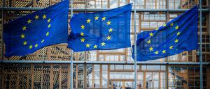 Belgien, Brüssel: Flaggen der Europäischen Union wehen im Wind vor dem Europa-Gebäude.