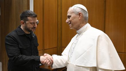 Der ukrainische Präsident Wolodymyr Selenskyj wird von Papst Leo XIV. nach dessen Amtseinführung im Vatikan begrüßt. 
