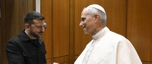 Der ukrainische Präsident Wolodymyr Selenskyj wird von Papst Leo XIV. nach dessen Amtseinführung im Vatikan begrüßt. 