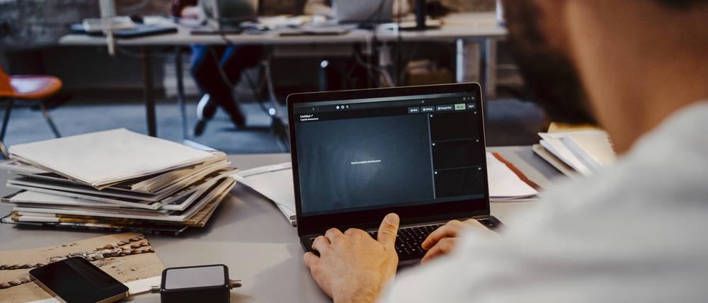 Ein Programmierer sitzt in einem Berliner Start-up an einem Computer.