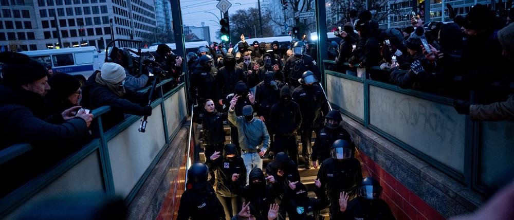 Neonazis demonstrieren im Dezember 2024 in Berlin.(Archiv)