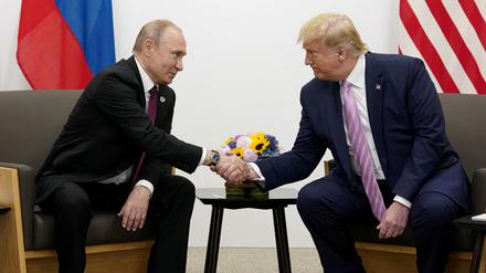 Archivbild: Russlands Präsident Wladimir Putin und US-Präsident Donald Trump geben sich während eines bilateralen Treffens auf dem G20-Gipfel in Japan am 28. Juni 2019 die Hand.  