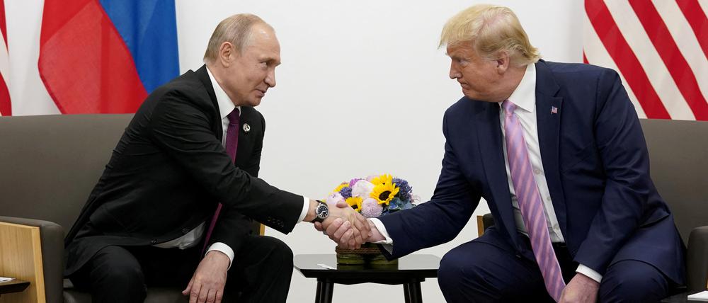Archivbild: Russlands Präsident Wladimir Putin und US-Präsident Donald Trump geben sich während eines bilateralen Treffens auf dem G20-Gipfel in Japan am 28. Juni 2019 die Hand.