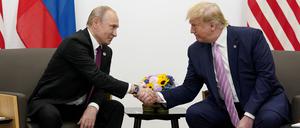 Archivbild: Russlands Präsident Wladimir Putin und US-Präsident Donald Trump geben sich während eines bilateralen Treffens auf dem G20-Gipfel in Japan am 28. Juni 2019 die Hand.  