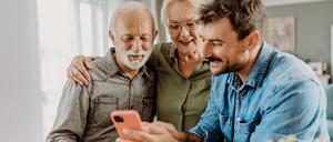 Smartphones bieten mittlerweile viele nützliche Funktionen an, die älteren Menschen die Bedienung erleichtert.