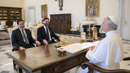  JD Vance, Mitte, und Außenminister Marco Rubio im Vatikan.