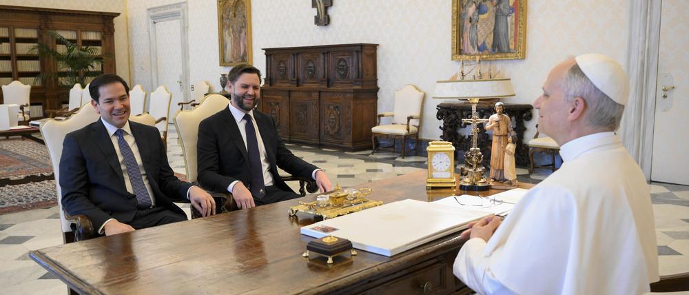 JD Vance, Mitte, und Außenminister Marco Rubio im Vatikan.