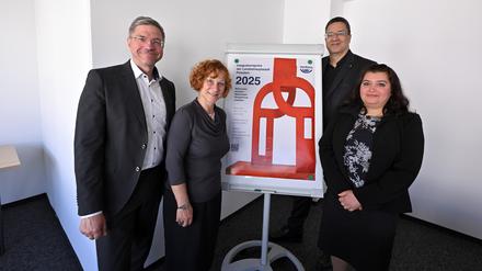 Potsdam lobt auch 2025 wieder Preise für vorbildliche Integrationsprojekte aus. Oberbürgermeister Mike Schubert (SPD), Ute Grimm, Pro Potsdam-Chef Jörn-Michael Westphal, und die Migrantenbeiratsvorsitzende Fereshta Hussein (v.l.n.r.) rufen zur Teilnahme auf.